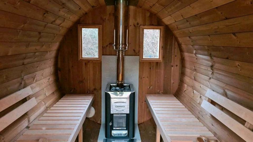 Fasssauna Thermoholz Sauna Gartenhaus Saunafass Holzofen Fassauna Badezuber Hot Tub Badefass Tiny House Gartenhaus See Almhütte Fass Campingplatz Schlaffass Wildnis Holz Saunawagen Unterkunft Pension in Erfurt