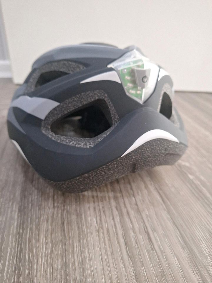 Neu Fahrradhelm mit Rücklicht  für Erwachsene in Wietzendorf