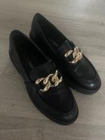 Schuhe Loafer schwarz goldene Schnalle 40 Hessen - Staufenberg Vorschau
