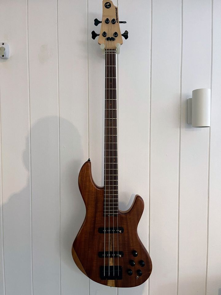 Torillo Element 4-saiter E-Bass in Stegen