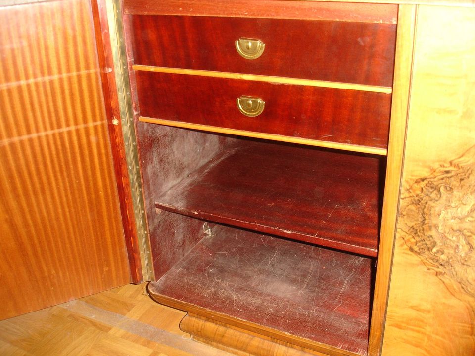 Altes Buffet Sideboard Anrichte 20er Jahre Nussholz Furnier in Grävenwiesbach