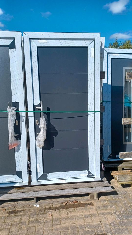 Tür Haustür Eingangstür Kunststoff anthrazit 2 Stk in Osterrade