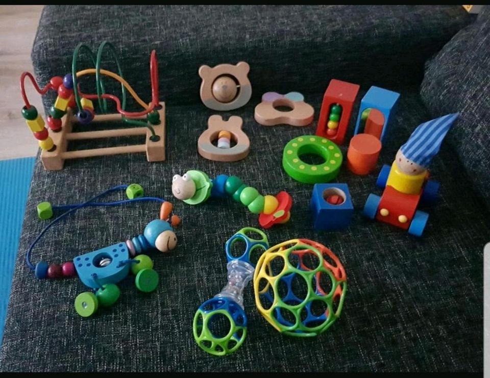 Baby Oball Rassel Holzspielzeug 15 Teile in Markranstädt