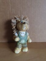 Figur Igel mit grüner Latzhose steht Stachel Stroh ca. 9 cm hoch Rheinland-Pfalz - Roth (Landkreis Altenkirchen) Vorschau