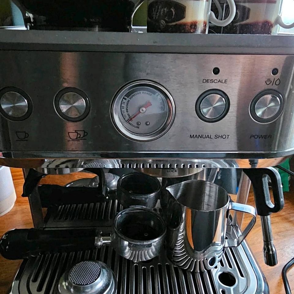 Kaffeemaschine Siebträger mit milchaufschäumer +espresso tassen in Balingen