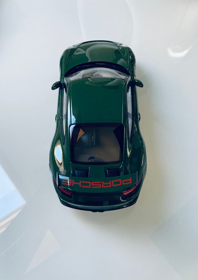 Porsche 911 991.2 GT3 dunkelgrün / irish green - Minichamps 1:18 in Dresden