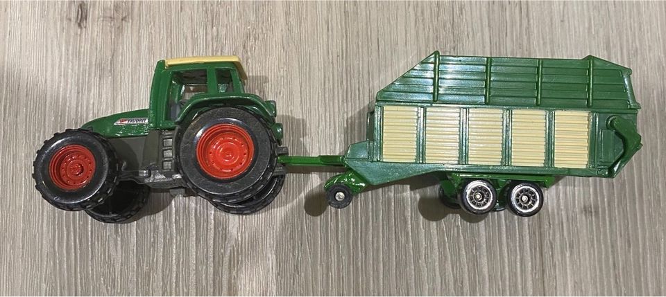 Siku Farmer Traktoren mit Anhänger 1:87 in Burgwedel