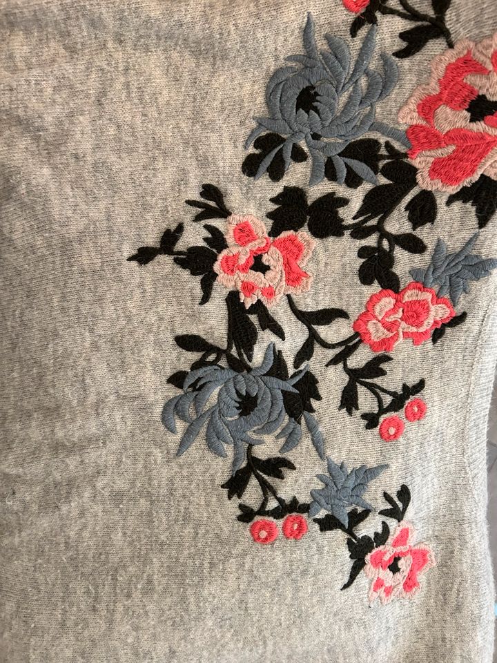 Pullover Blumen Stickerei H&M grau bunt in Köln