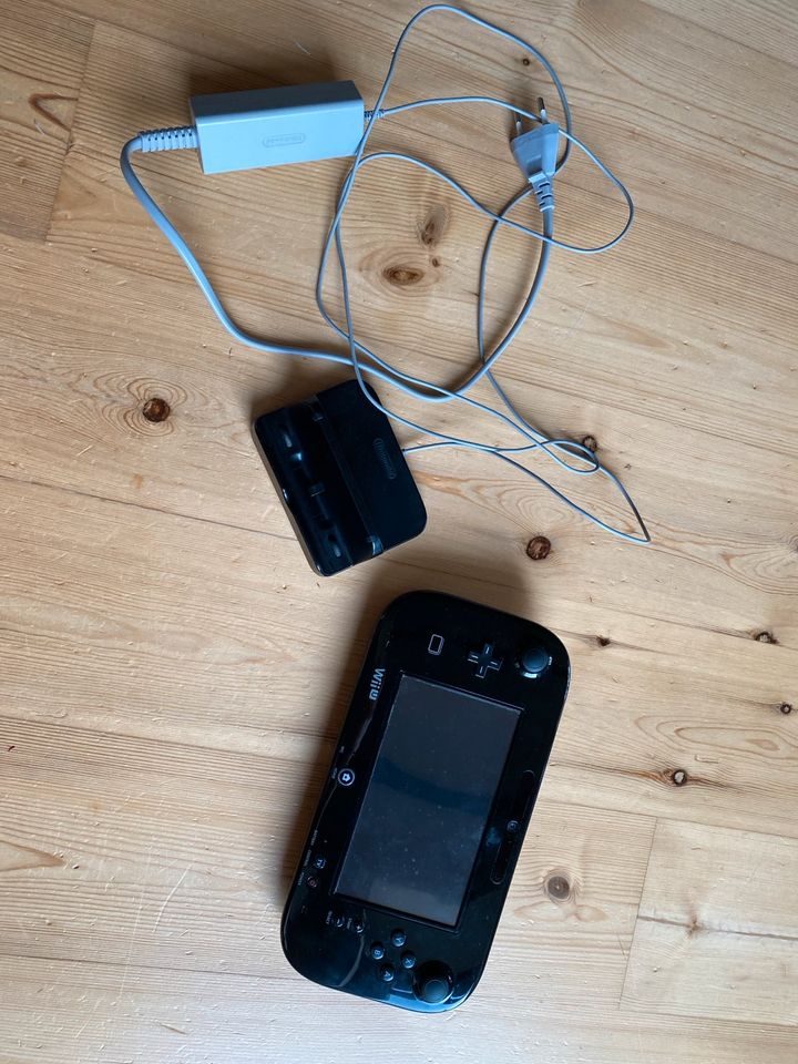 Wii U + Gamepad und Kabel 32GB in Hespe