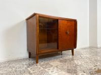 WMK Schöne und sehr gut erhaltene Mid-Century Kommode aus 1962 mit Vitrine , Schiebetür und hübschen Messinggriff # Sideboard Barkommode Barschrank Bar Fernsehschrank Vintage Retro DDR 50er 60er Friedrichshain-Kreuzberg - Friedrichshain Vorschau