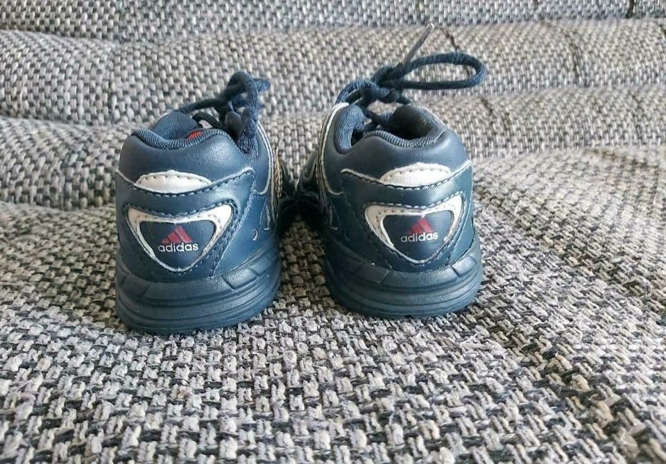 Dunkelblaue Adidas Schuhe in Größe 21 in Quedlinburg