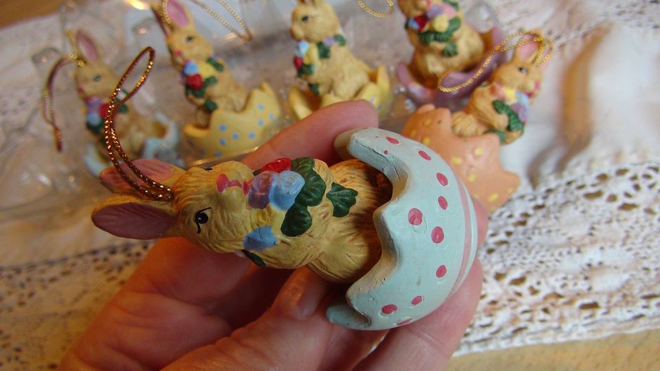 Vintage Hängefigur Keramik Osterdekoration Anhänger Osterhase Ei in Steina