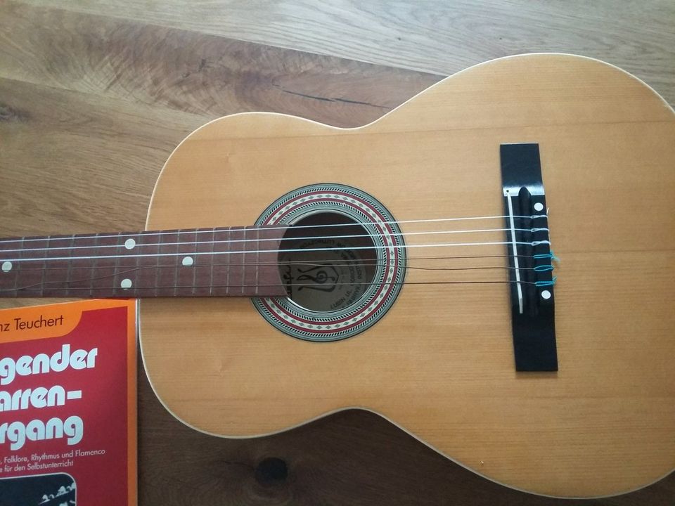 Guitarre (für Kinder) mit Liederbuch und Ersatzsaiten in Bayreuth