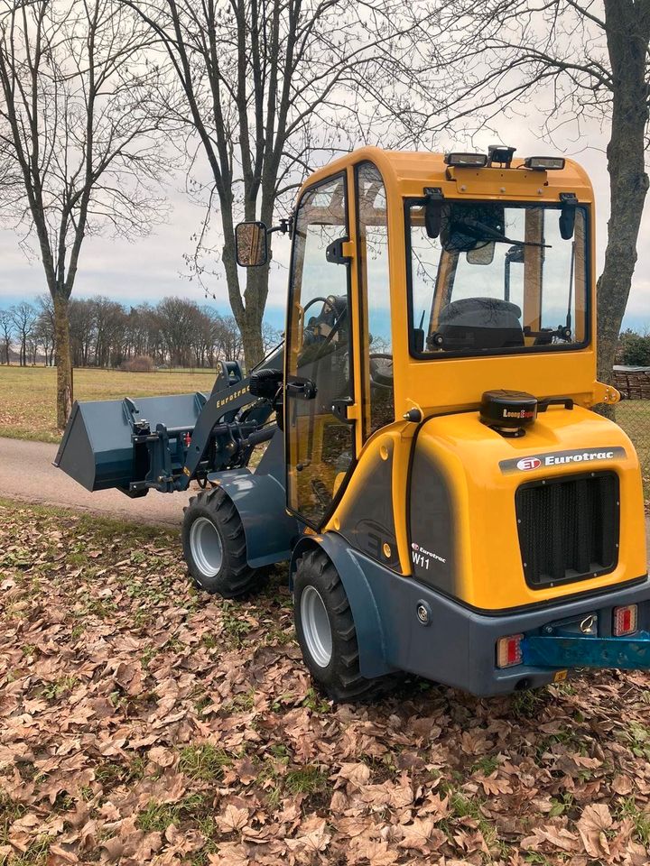 ✔️ EUROTRAC W11 Kompaktlader Kabine ✔️ 1000 kg Tragkraft - 850 kg Kipplast - 285 cm Hubhöhe Perfekt für Landwirte Tierzüchter Gärtner Landschaftsgestalter Hofbetreiber Vollverglasung Zusatzausrüstung in Heemsen