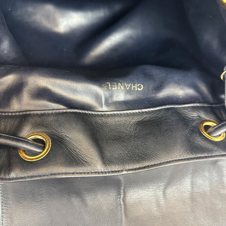 CHANEL Rucksack Beutel dunkelblau Lambskin Leder Tasche in Hamburg