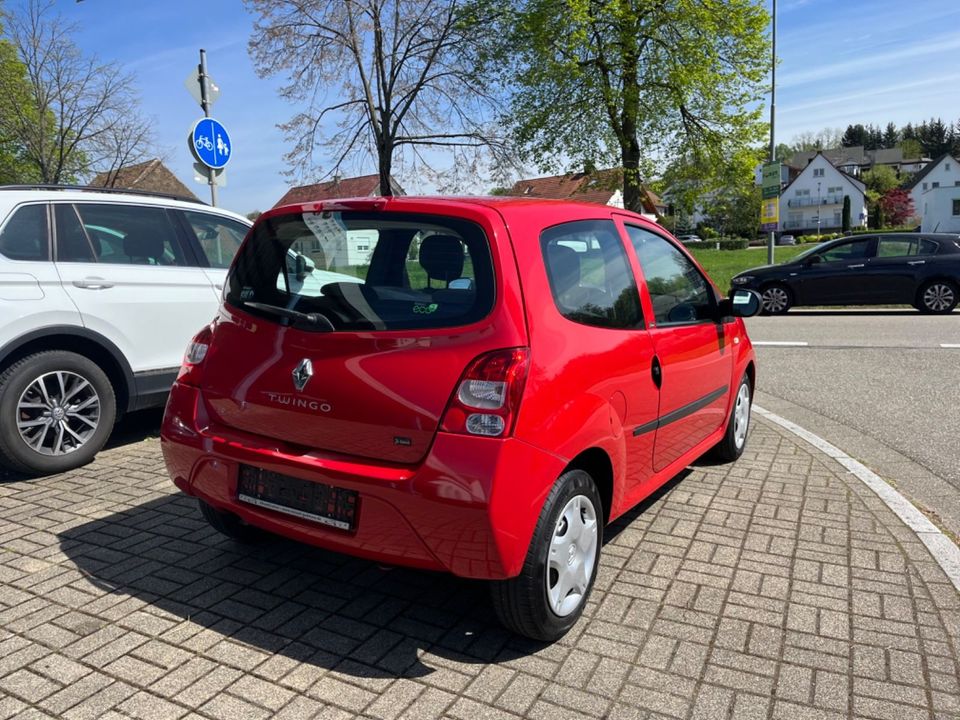 Renault Twingo je t'aime klima 8 fachbereift in Ringsheim