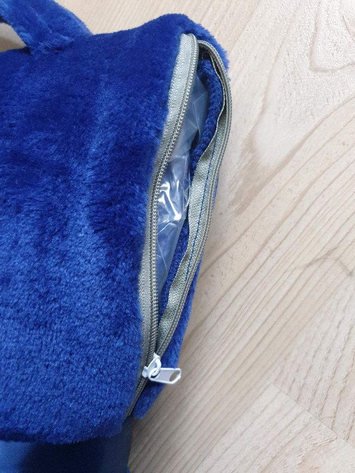 Neue Kuscheldecke Decke mit Ärmeln Taschen in blau in Siegburg