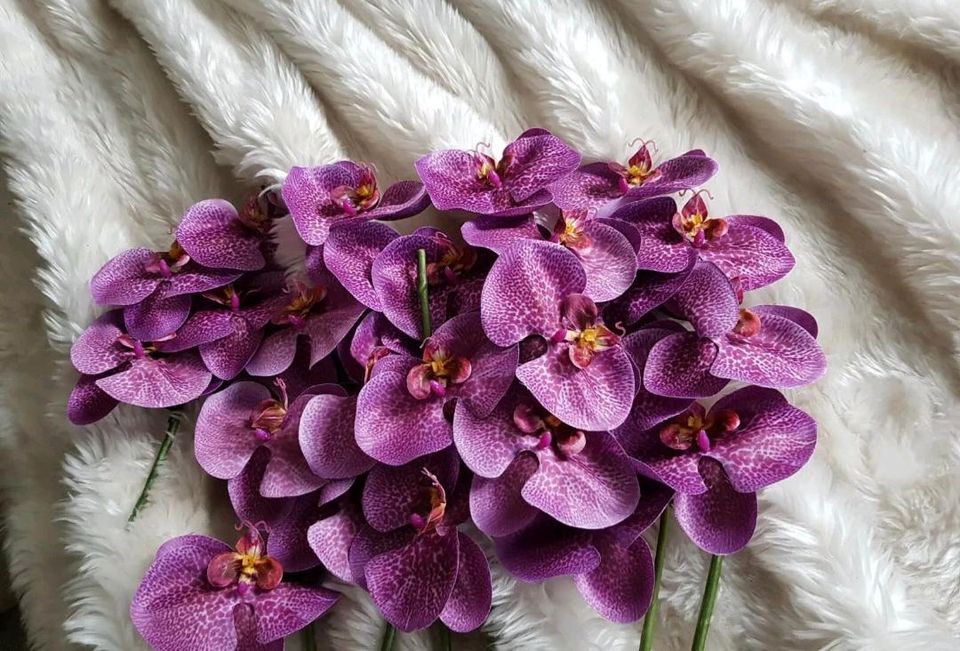 Deko Hochzeit Perlen Blumen Holzpaar Flaschen Licht in Blankenhain