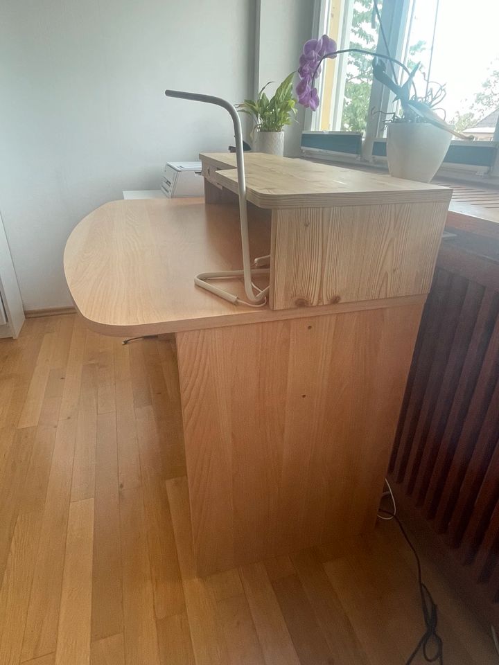 Stabiler Schreibtisch aus Holz in Stuttgart