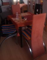 Esstisch aus Glas mit 6 Stühlen... 4 orange und 2 schwarz Nordrhein-Westfalen - Mönchengladbach Vorschau