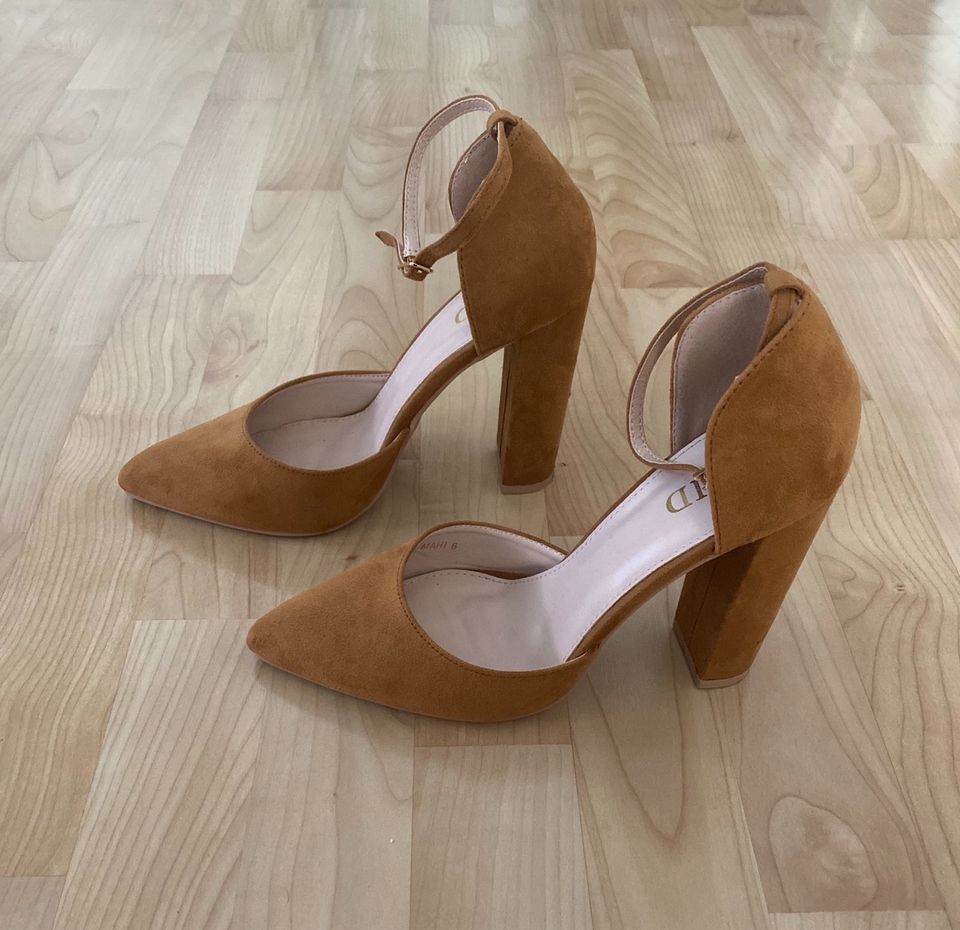 High Heels | Pumps | Hohe Schuhe | Camel in Bielefeld