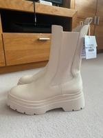 Bershka Stiefel beige/rohweiß Gr.39 Frankfurt am Main - Bockenheim Vorschau