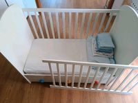 Baby- & Kinder Holzbett mit drei Schubladen und Bettbezüge Berlin - Neukölln Vorschau