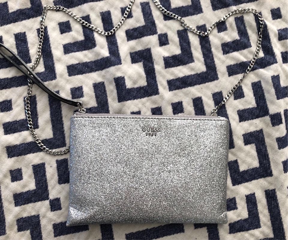 Clutch von guess Silber glitzernd in Bayern - Aystetten | eBay  Kleinanzeigen ist jetzt Kleinanzeigen