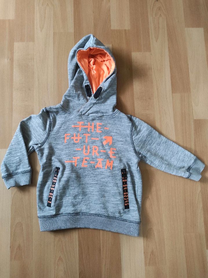 Sweatshirt/Kapuzenpullover Größe 98 in Niederwerrn