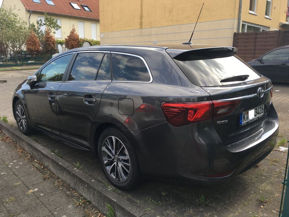 Toyota Avensis 1,6-l-D-4D Business Pano Leder Kombi in Köln