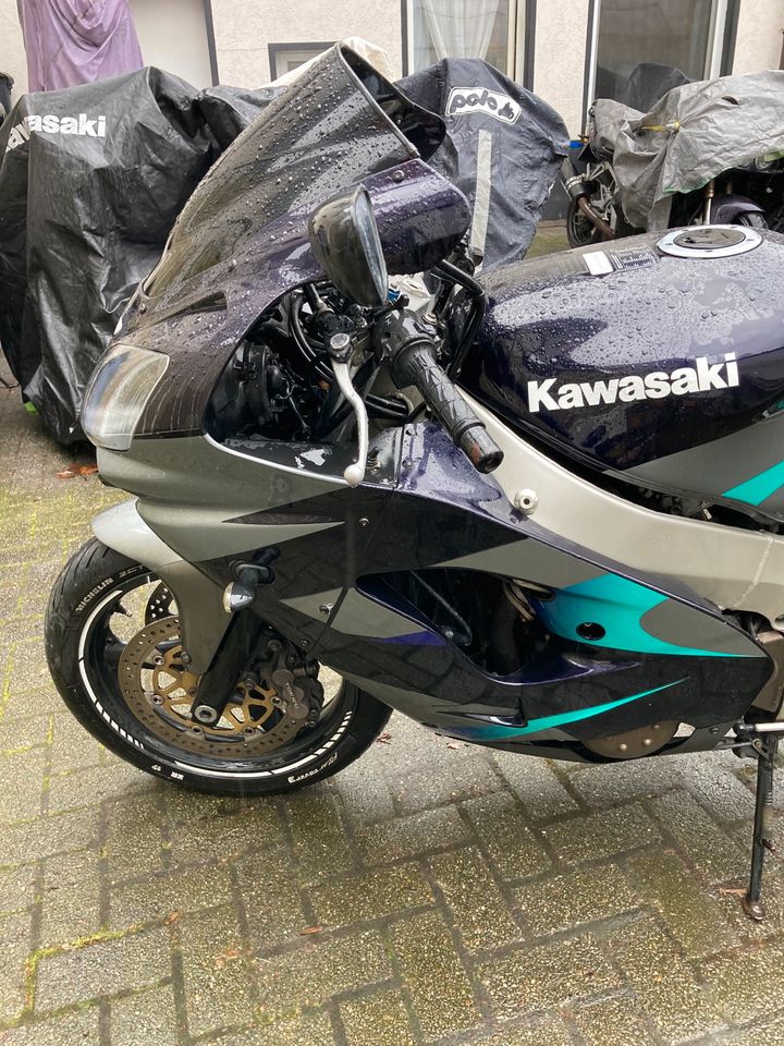 Kawasaki ZX9R-E-aus 4-2003 läuft und fährt mit 63000 Kilometern in Bochum