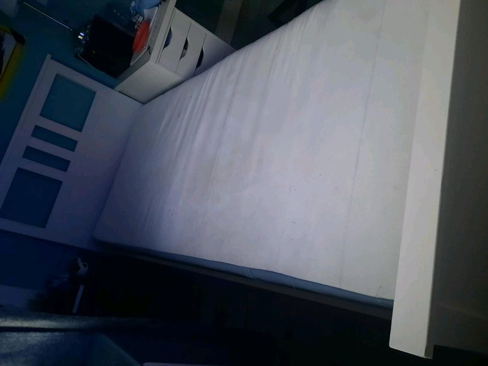 Ein Bett mit Matratze in Mettmann