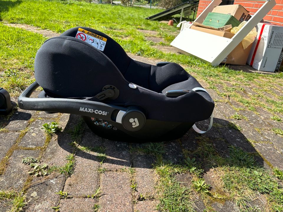 Maxi Cosi Babyschale mit  Isofix-Halterung mit Fußraumstütze in Mehlbek