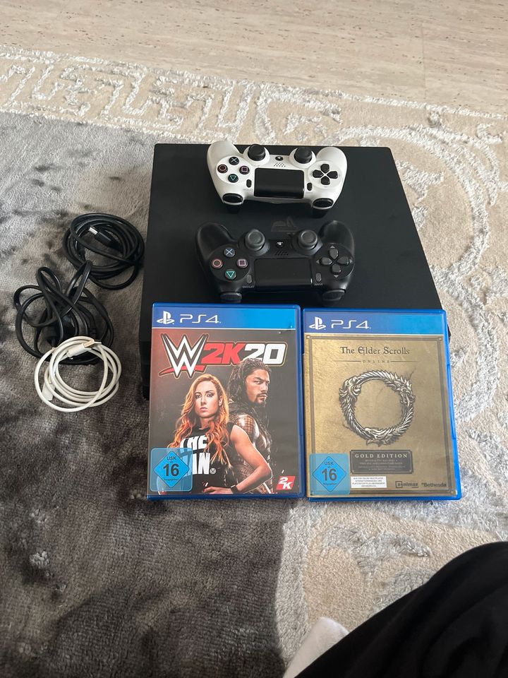 Ps4 pro mit W2k20 Cd und the eilder scrolls Cd und 2 conroller in Lahr (Schwarzwald)