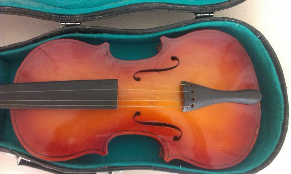 Deko-Geige / Violine aber mit echtem Streichbogen in Düsseldorf