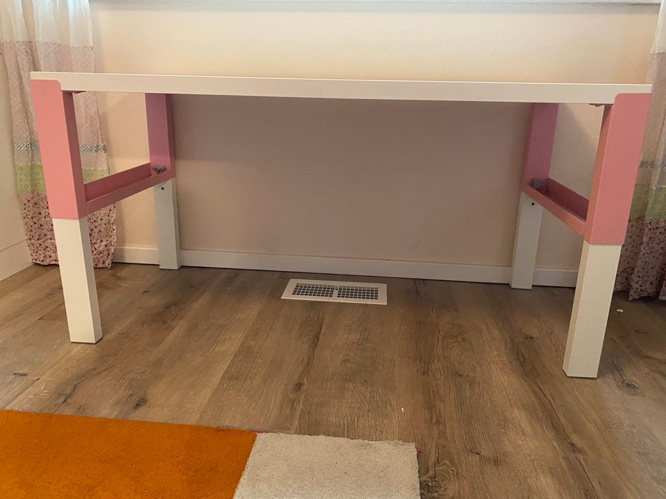 Ikea Pahl Schreibtisch rosa in Niederkassel