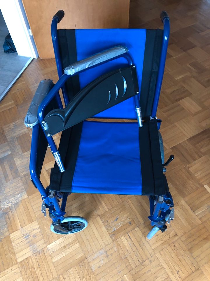 Faltbarer Rollstuhl, Feststellbremsen, 45 cm Sitzhöhe in Lichtenstein