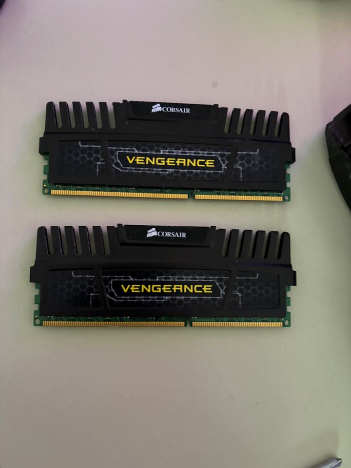 16GB Corsair Vengeance 2 x 4 GB DDR3 RAM CMZ8GX3M2A1600C9 in Duisburg
