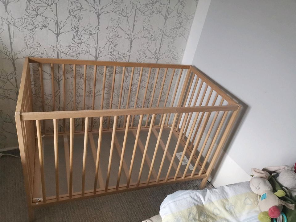 Ikea Baby Bett mit Matratze in Berlin