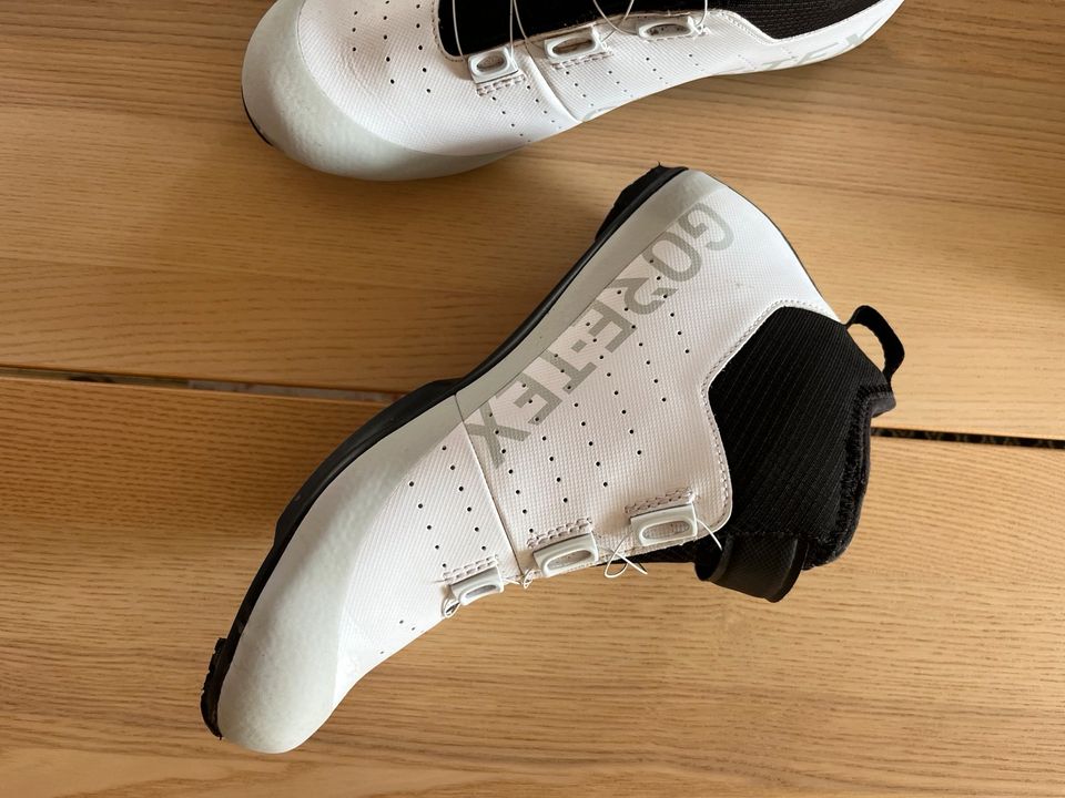 Fizik Tempo Artica R5 GORE-TEX 43 Weiß Grau Rennrad Winterschuh in Nierstein