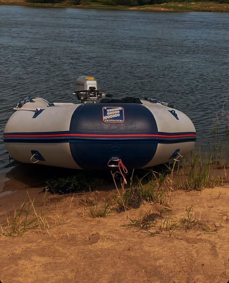 Schlauchboot mit Motor in Schönebeck (Elbe)