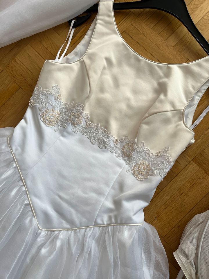 Brautkleid gr 36 weiß/creme mit Schleppe Stola und Reif Top in Frankfurt am Main