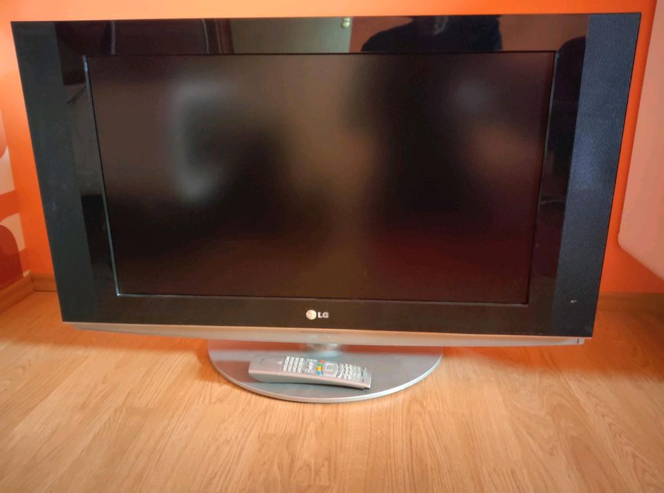 LG 32LX2R 32 Zoll Fernseher mit Fernbedienung in Brüggen