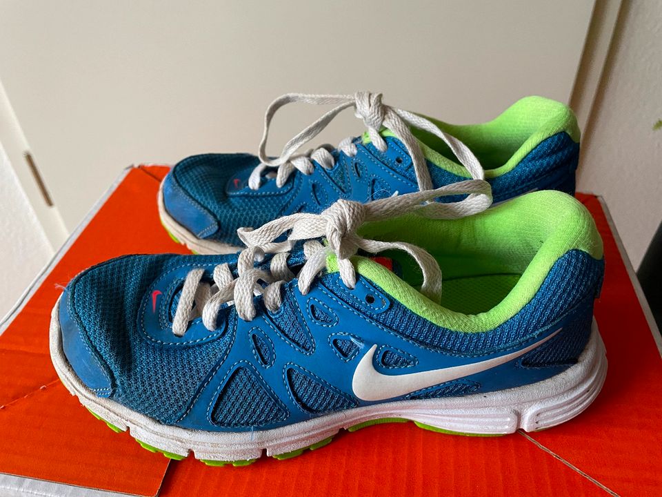 Kinder Nike Sportschuhe Revolution2, Blau/Weiß, Sohle Weiß/Grün in  Niedersachsen - Göttingen | Gebrauchte Kinderschuhe Größe 22 kaufen | eBay  Kleinanzeigen ist jetzt Kleinanzeigen