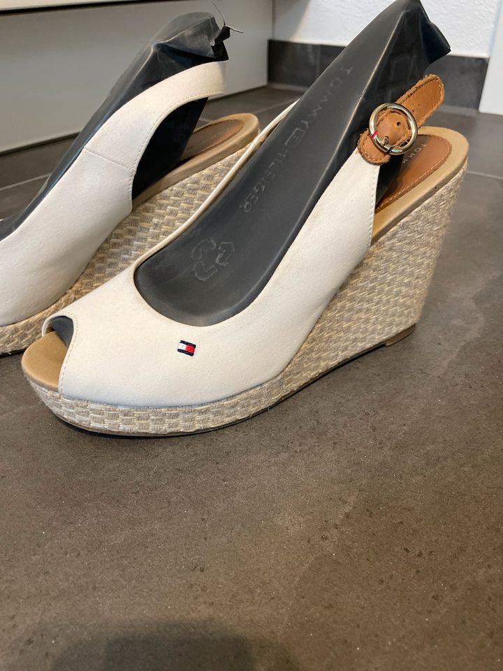 Tommy Hilfiger Keilsandalen 39 neuwertig weiß creme Pumps in Simmelsdorf