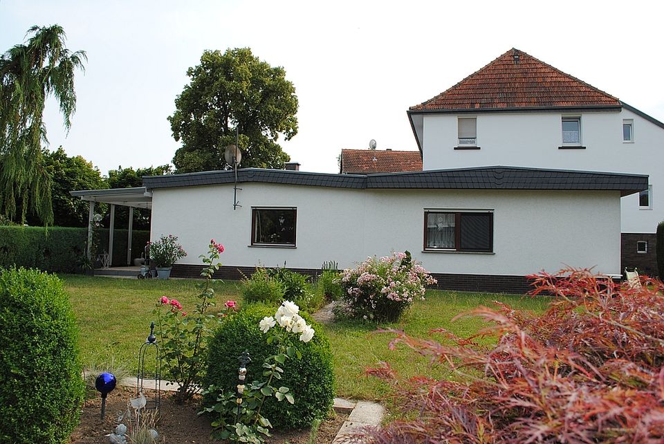 Zwei Häuser und ein schöner Garten, nicht weit von den Lahnbergen entfernt, in Amöneburg Roßdorf. in Amöneburg