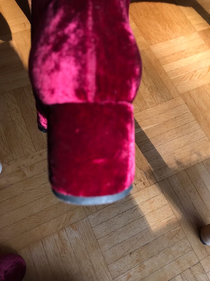 Rote Stiefel ❤️und noch mehr schwarze……….❗️ in Berlin