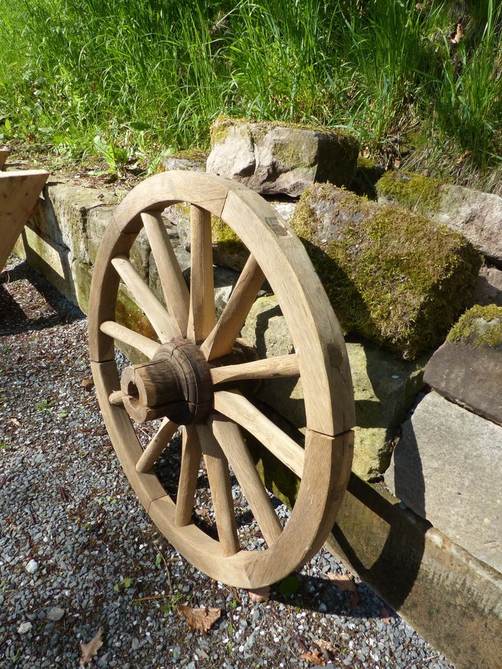 großes Wagenrad Speichenrad Rad Holz ohne Eisen in Mupperg