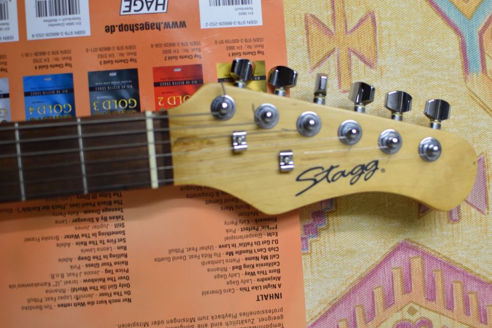 Stagg E-Gitarre ST-Style massiver Korpus Stratocaster Konvolut in Rimpar