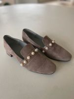 Slipper / Loafer grau aus Veloursleder mit Perlen Gr. 39 Niedersachsen - Lindern (Oldenburg) Vorschau